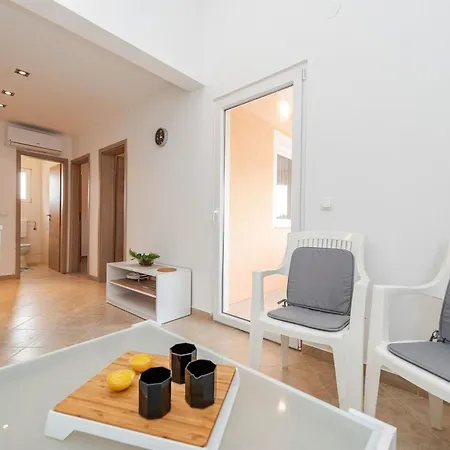 Simic 1 By Interhome