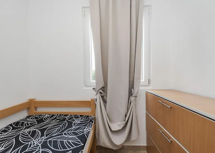 Simic 1 By Interhome * Vir